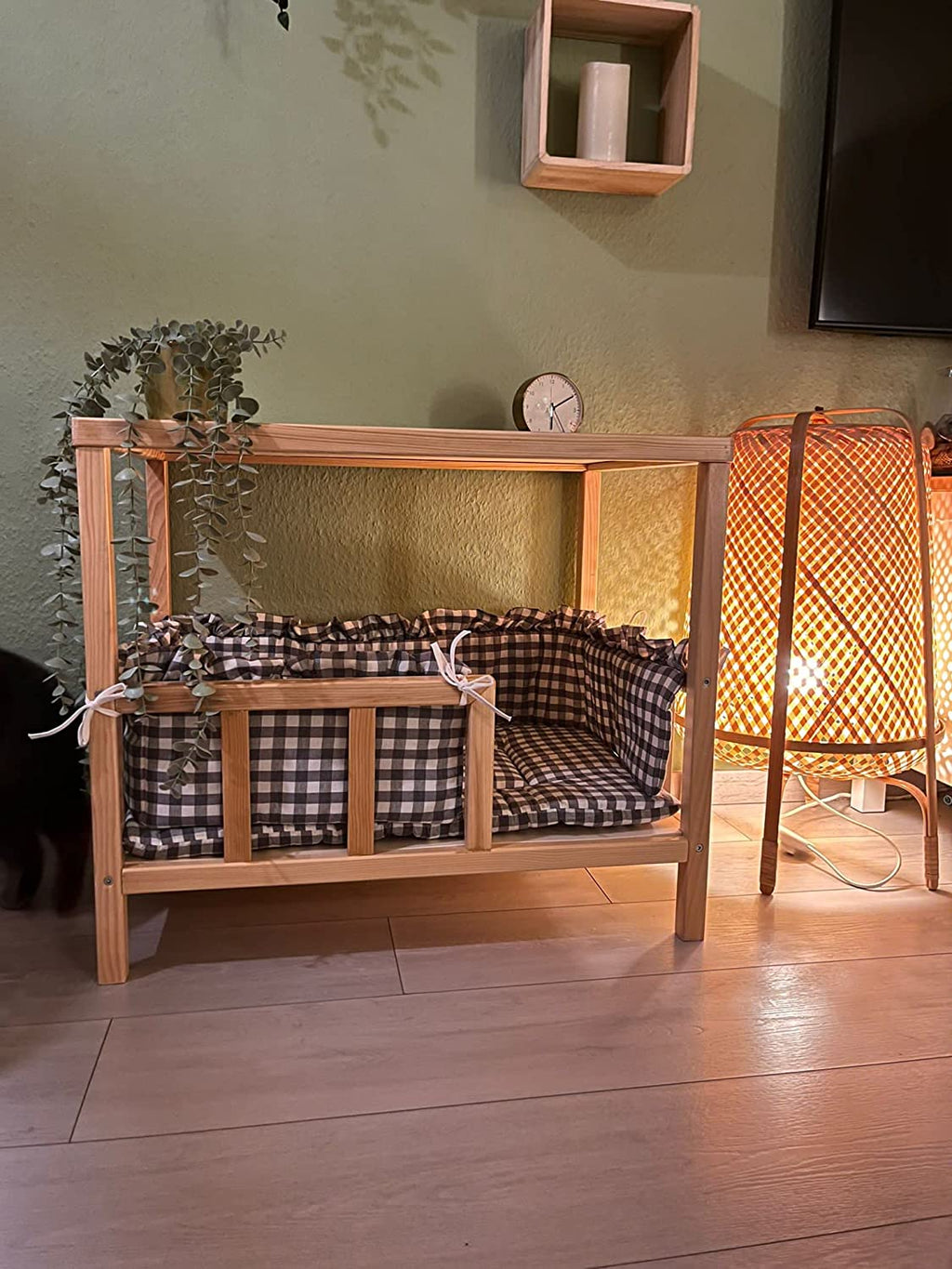 Modernes Hundebett aus Holz im Wohnzimmer mit dekorativer Pflanze und Lampe, stilvolles Katzenmöbel